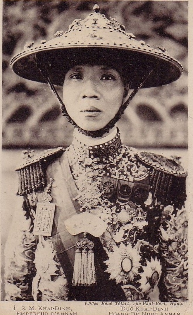 Kaiser Khải Định ( * 8. Oktober 1885 in Huế; † 6. November 1925 ebenda )